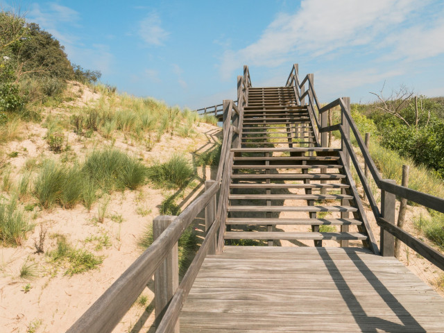 Wenduine - De Haan - houten trapconstructie in duinen